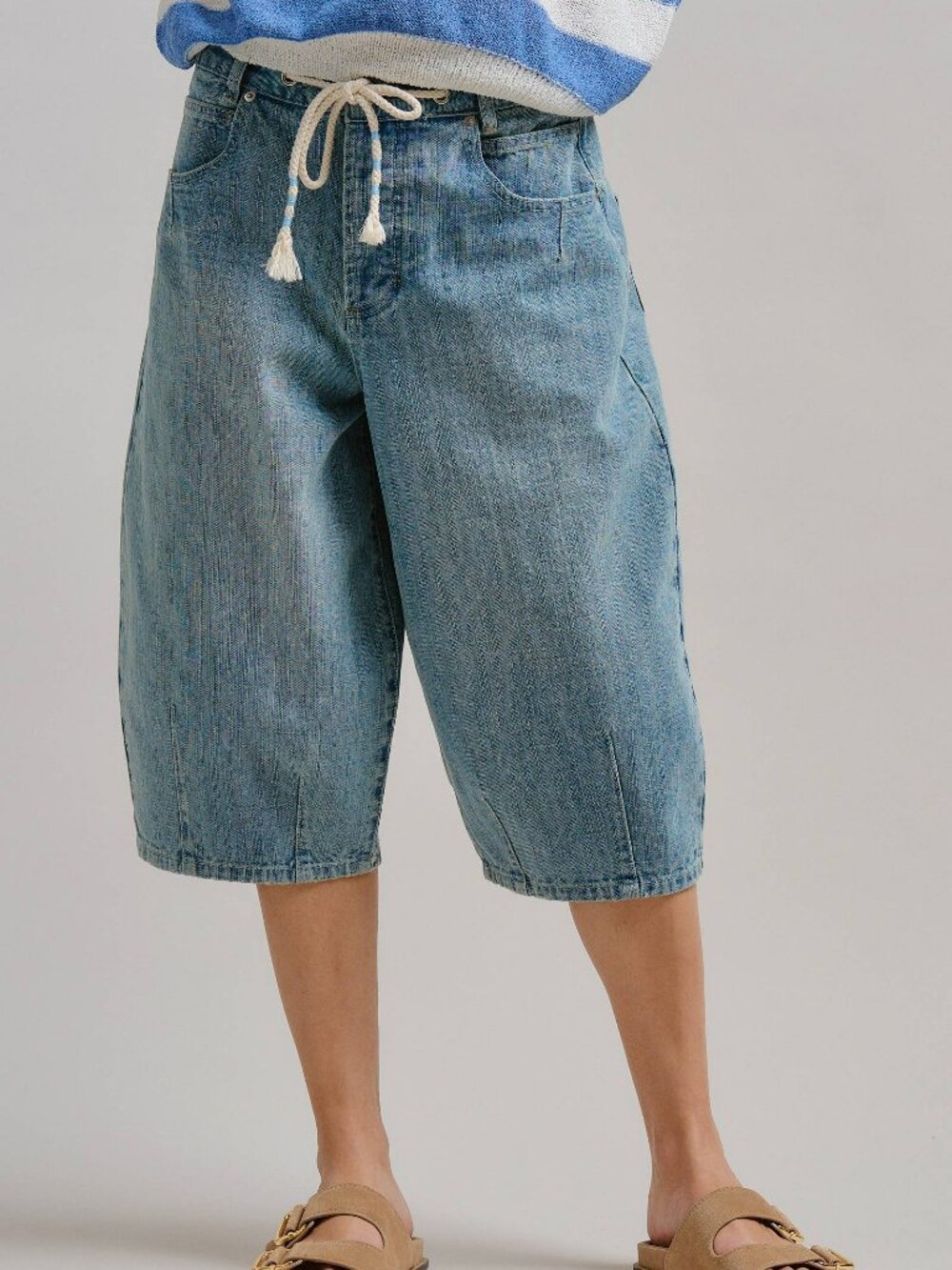 Urban Daizy Drawstring Waist Barrel Leg Denim Shorts – Medium – NWT